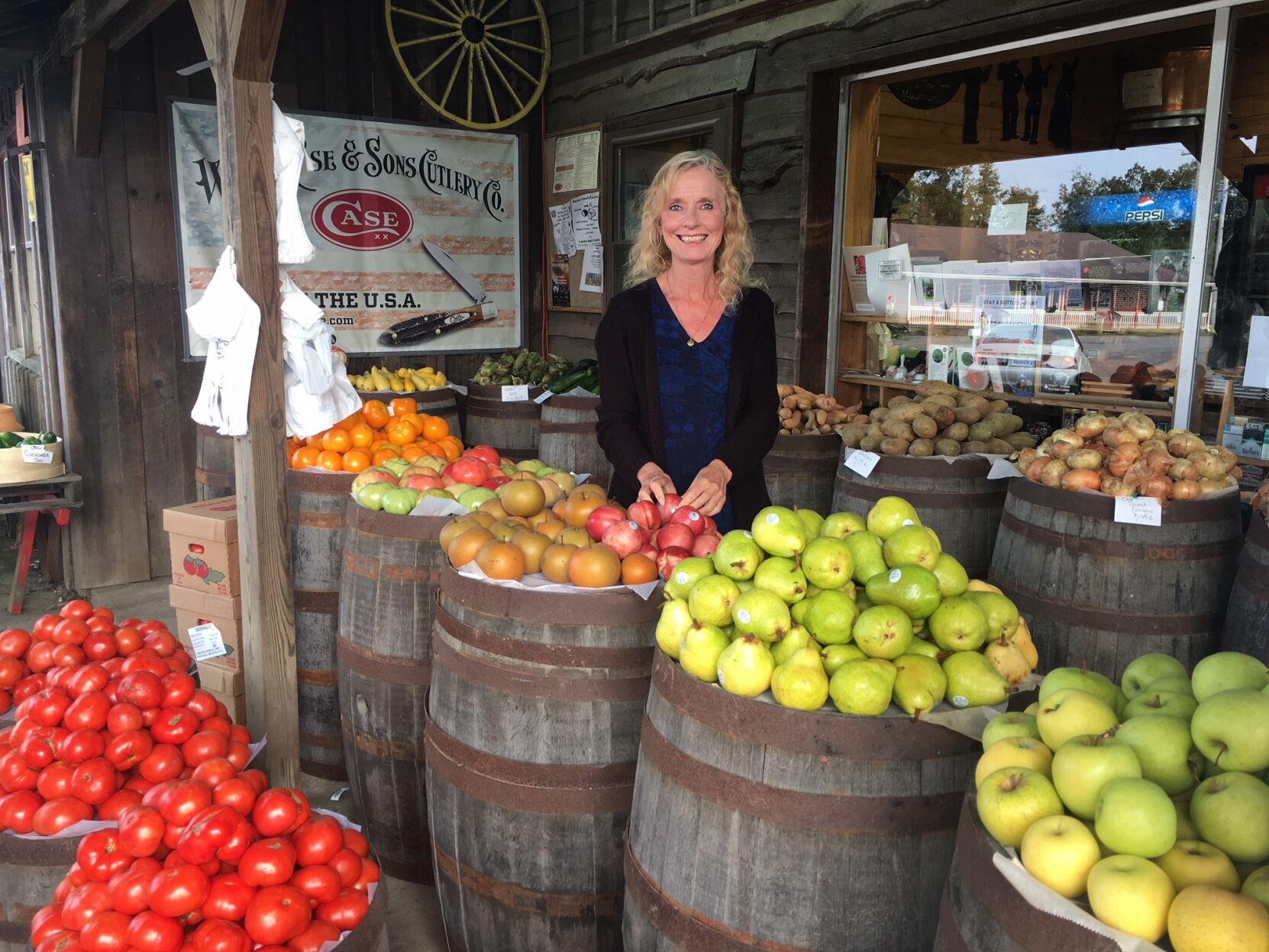 Felecia welcomes everyone to the Poor Farmer’s Market.
